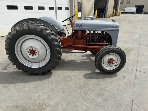 Image of Ford 8N equipment image 1