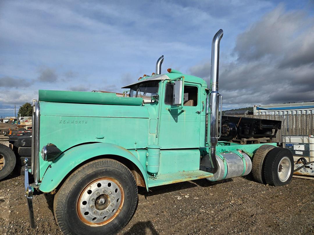 Image of Kenworth 825 Primary image