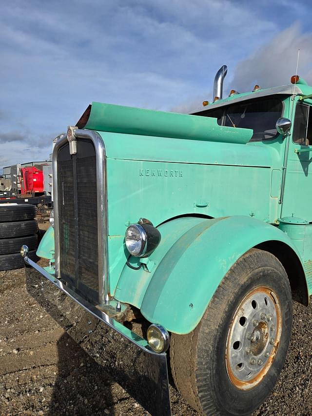 Image of Kenworth 825 equipment image 2