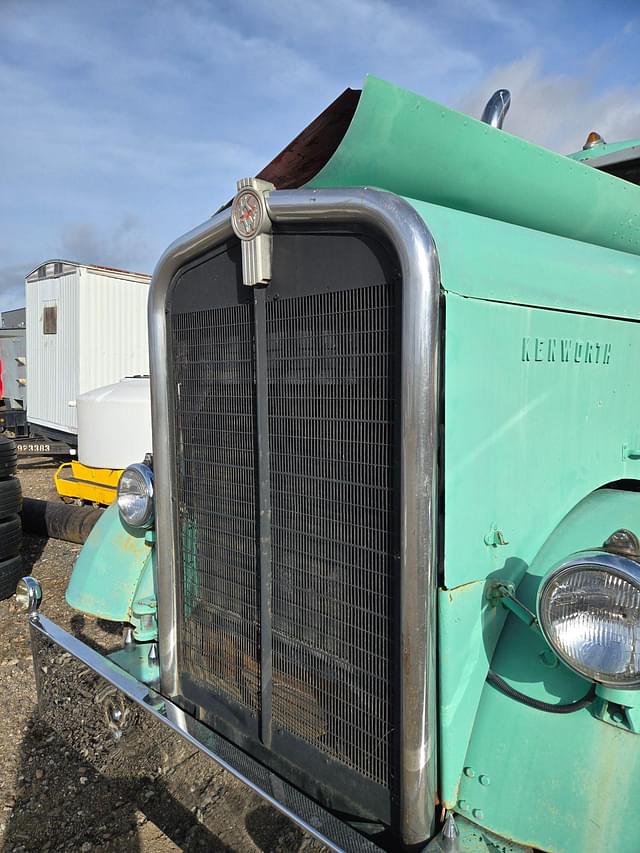 Image of Kenworth 825 equipment image 3