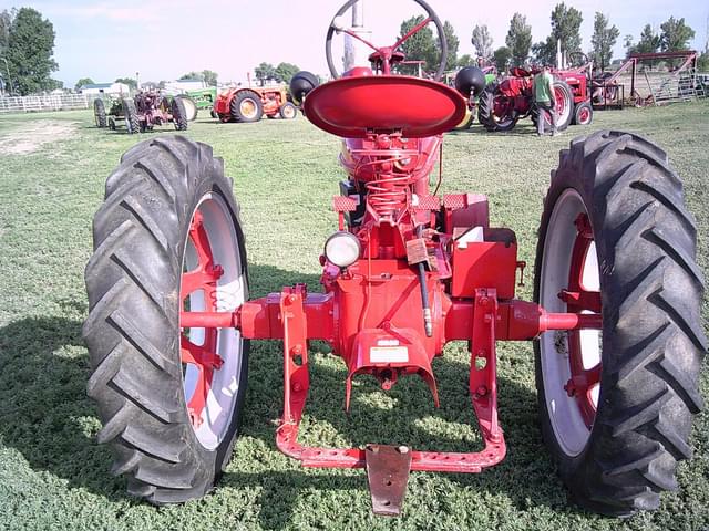 Image of Farmall H equipment image 1