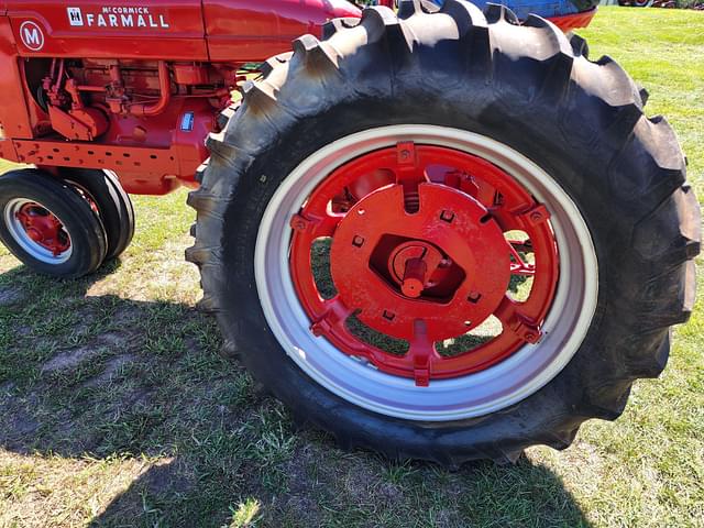 Image of Farmall M equipment image 2