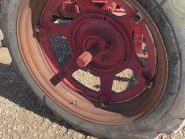 Image of Farmall M equipment image 4