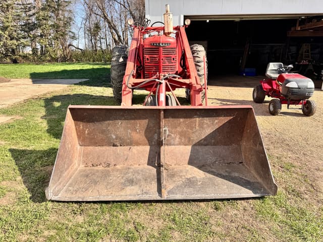 Image of Farmall M equipment image 2