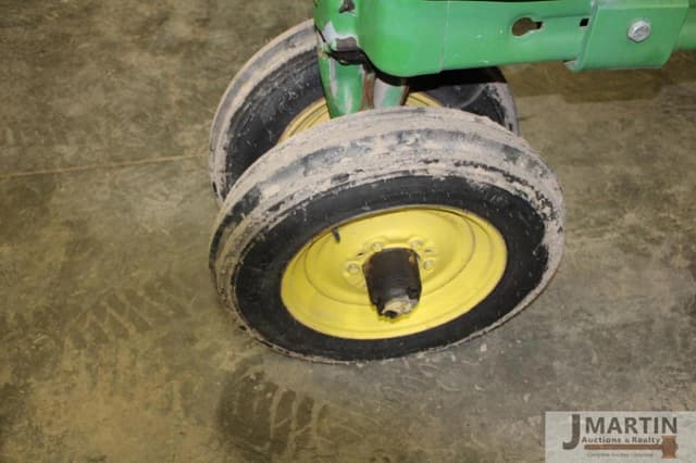 Image of John Deere A equipment image 4