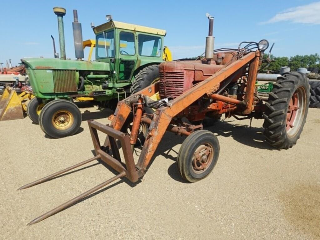 1952 Farmall Super M Equipment Image0