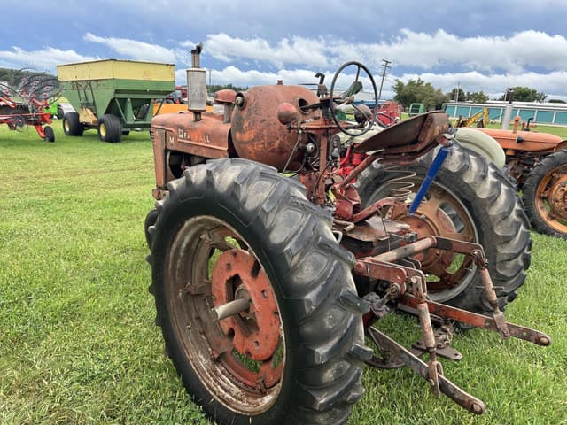 Image of Farmall M equipment image 1