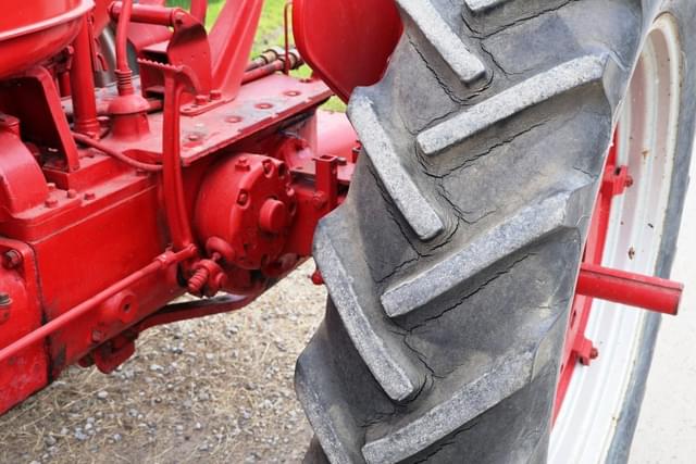 Image of Farmall Super H equipment image 3