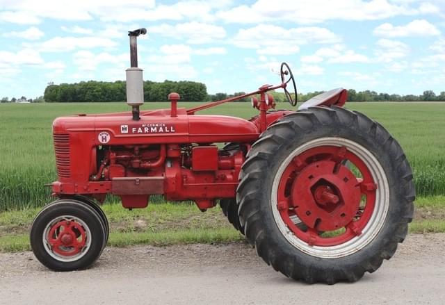 Image of Farmall Super H equipment image 1