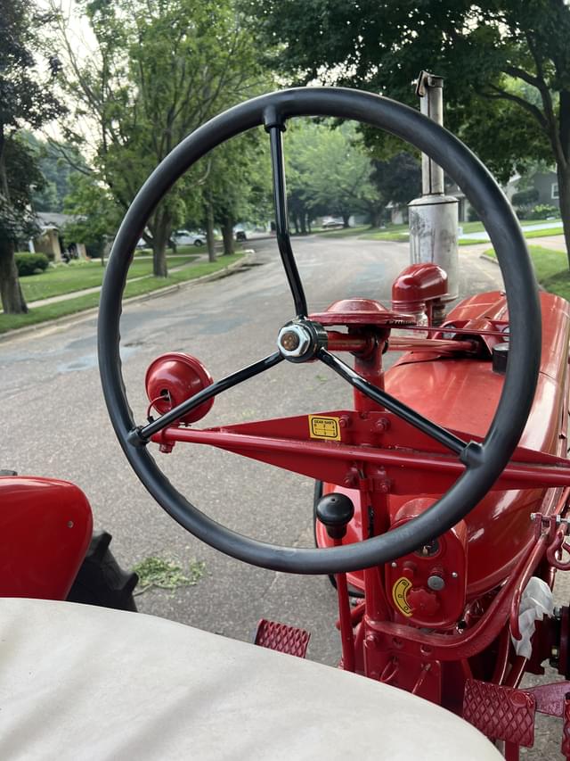 Image of Farmall Super H equipment image 3