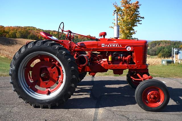 Image of Farmall Super H equipment image 1