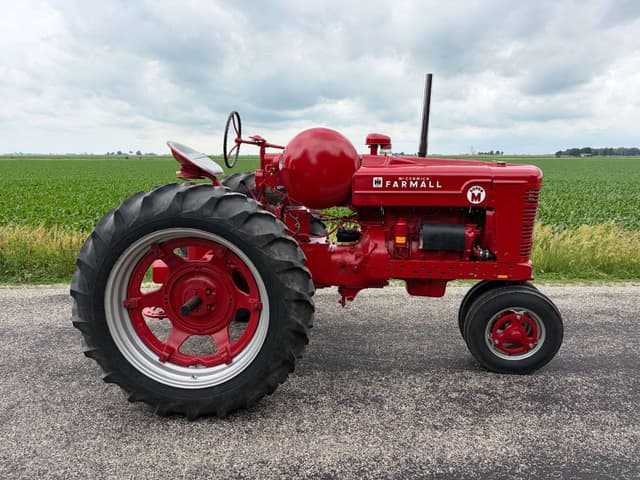 Image of Farmall Super M equipment image 1