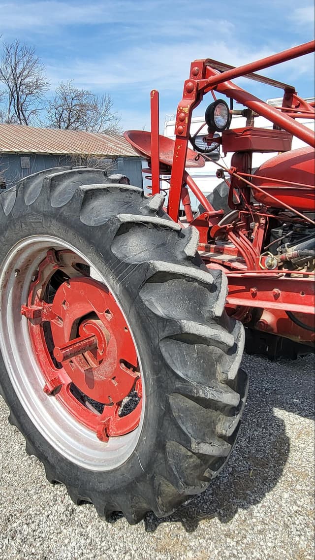 Image of Farmall M equipment image 3