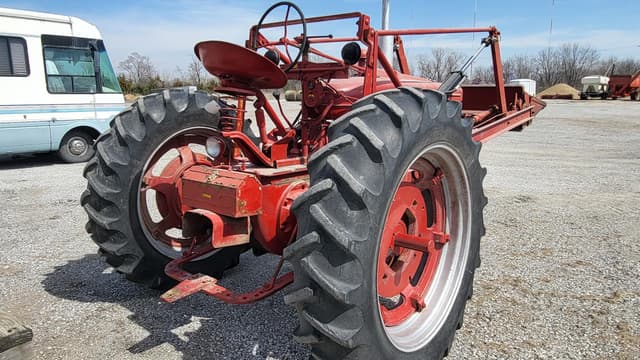 Image of Farmall M equipment image 2