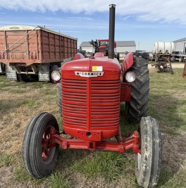 Image of Farmall W9 equipment image 1