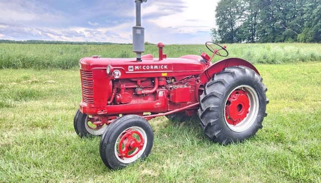 Image of McCormick-Deering Super W-4 equipment image 2
