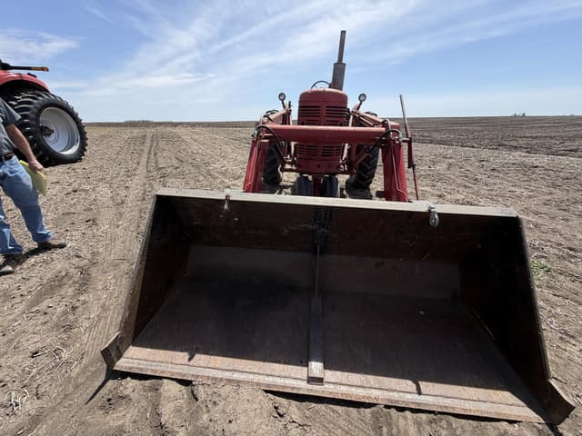 Image of Farmall Super M-TA equipment image 1