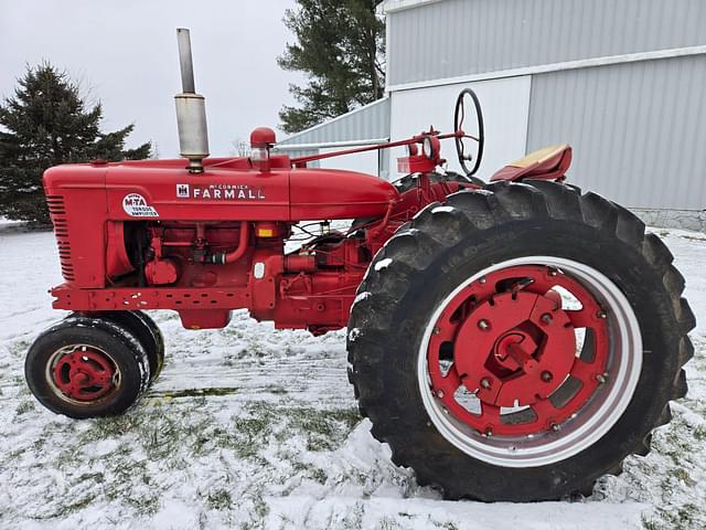 Image of Farmall Super M-TA equipment image 1