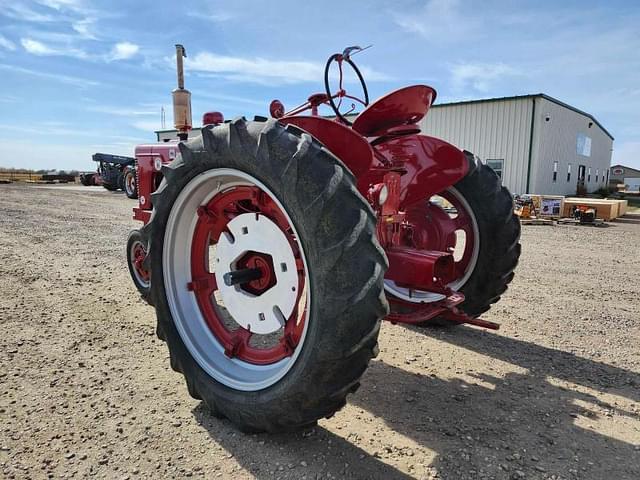 Image of Farmall Super H equipment image 3