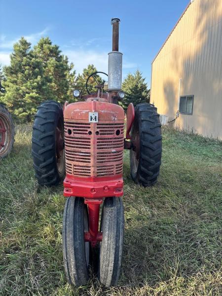 Image of Farmall Super H equipment image 1