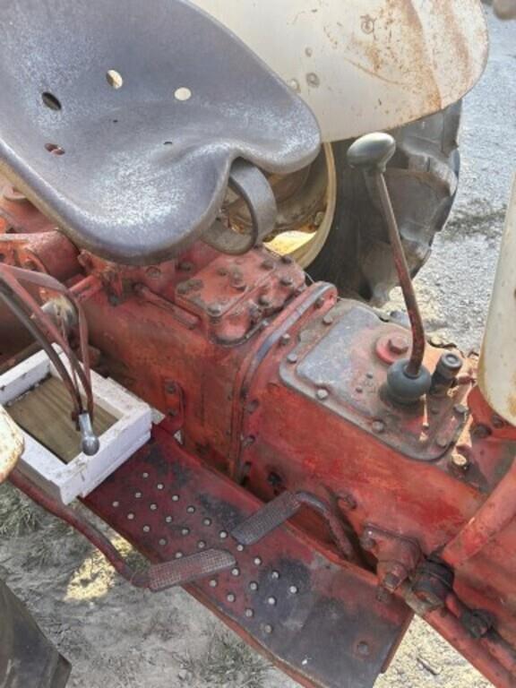 Image of Ford 600 equipment image 3