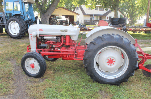 Image of Ford 850 equipment image 3