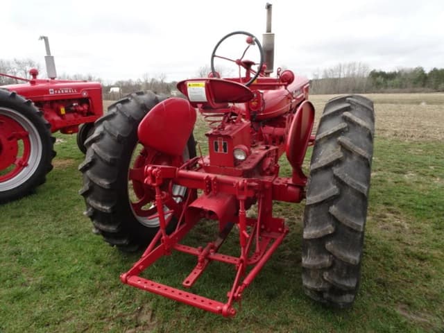 Image of Farmall Super H equipment image 3