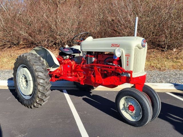 Image of Ford 740 equipment image 1