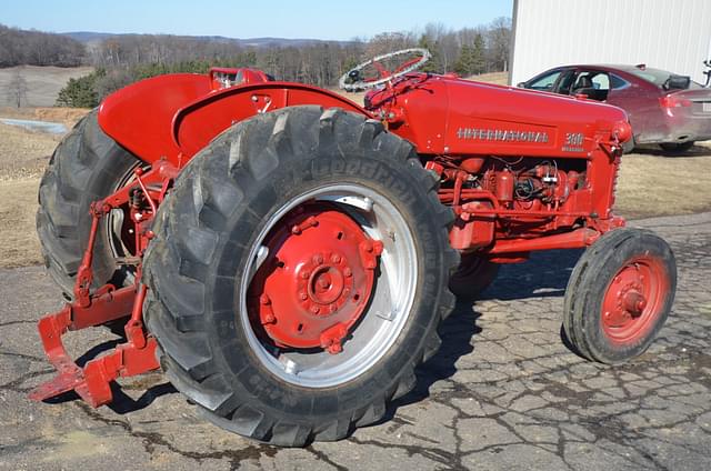 Image of International Harvester 300 equipment image 2