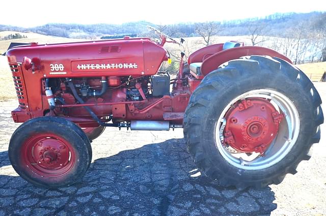 Image of International Harvester 300 equipment image 3