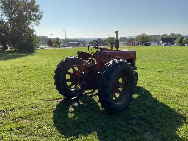 Image of International Harvester 400 equipment image 4