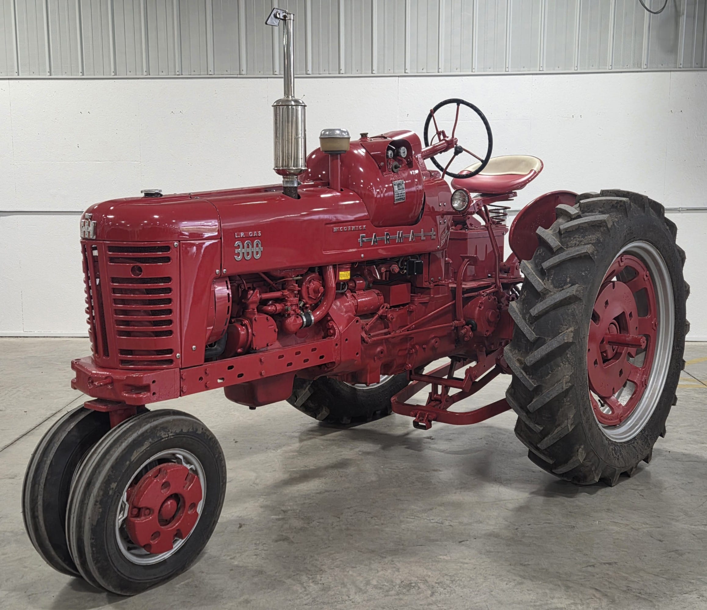 1956 Farmall 300 Equipment Image0