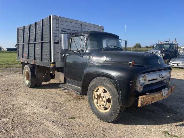 Image of Ford F700 equipment image 1