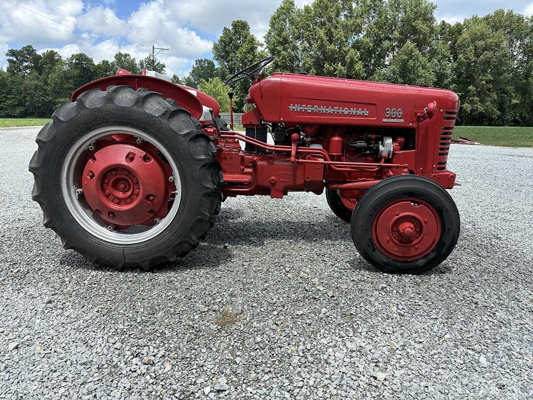 Image of International Harvester 300 Image 1