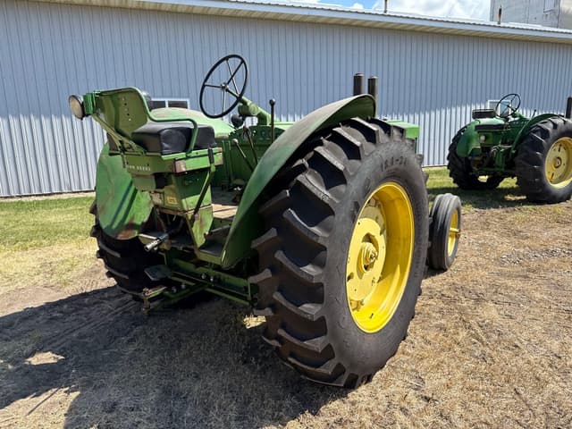Image of John Deere 820 equipment image 3