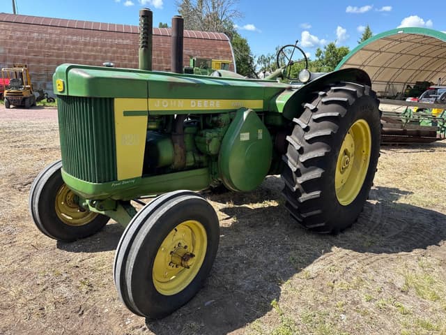 Image of John Deere 820 equipment image 1