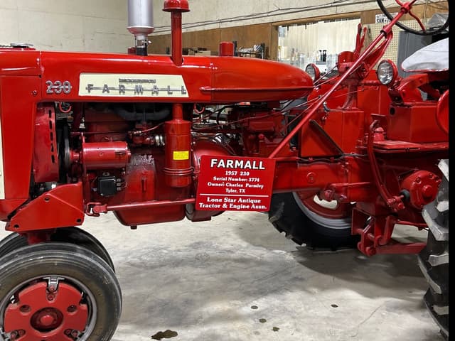 Image of Farmall 230 equipment image 1
