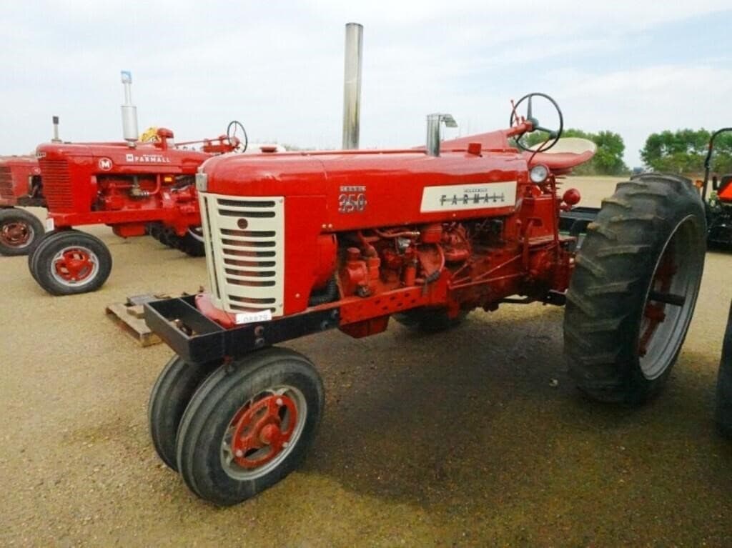 Image of Farmall 350 Primary image