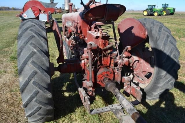 Image of Farmall 350 equipment image 2