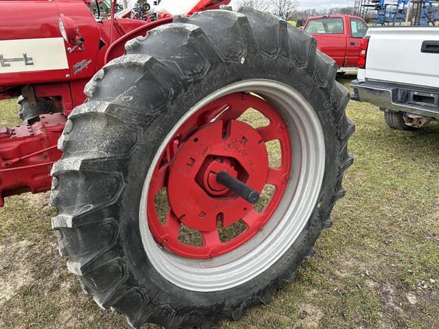Image of Farmall 350 equipment image 2