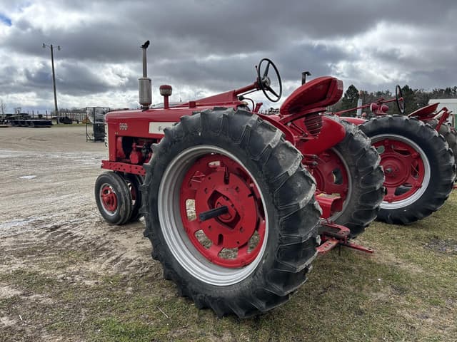 Image of Farmall 350 equipment image 3