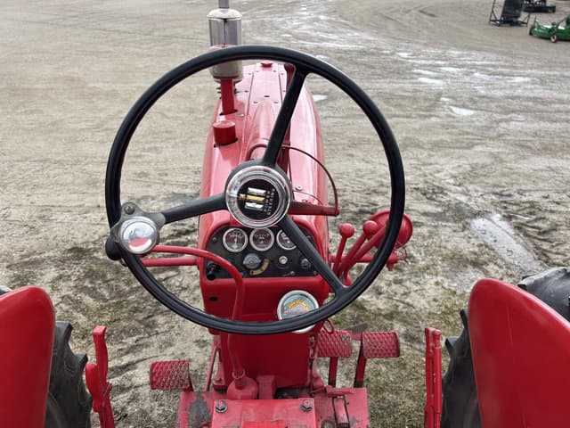 Image of Farmall 350 equipment image 4