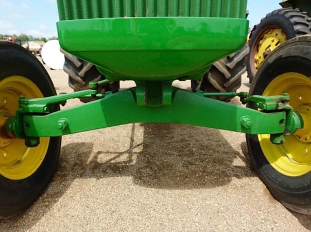 Image of John Deere 820 equipment image 4