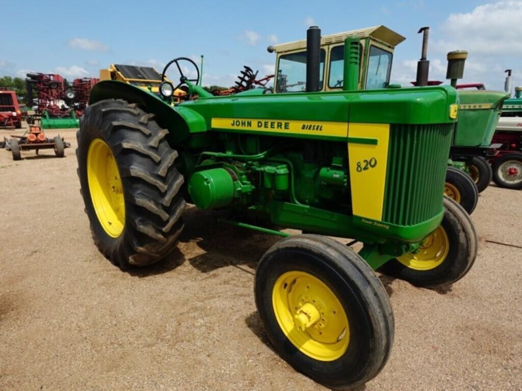 Image of John Deere 820 Primary image
