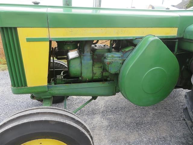 Image of John Deere 820 equipment image 4