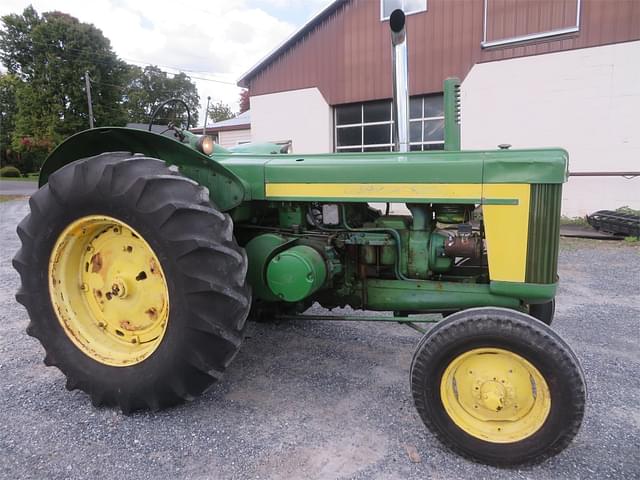 Image of John Deere 820 equipment image 1