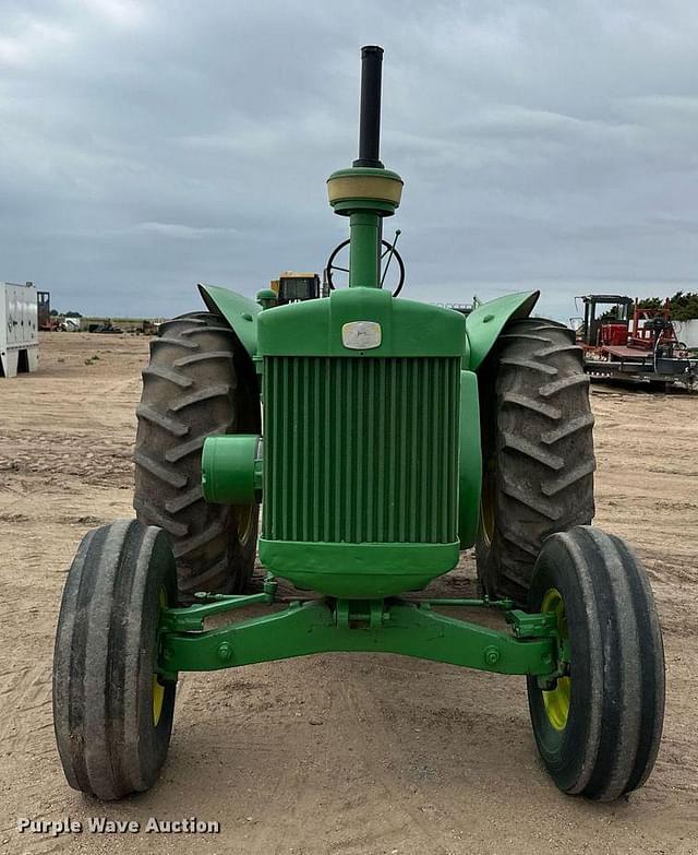 Image of John Deere 820 equipment image 1