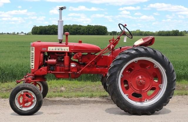 Image of Farmall 230 equipment image 1