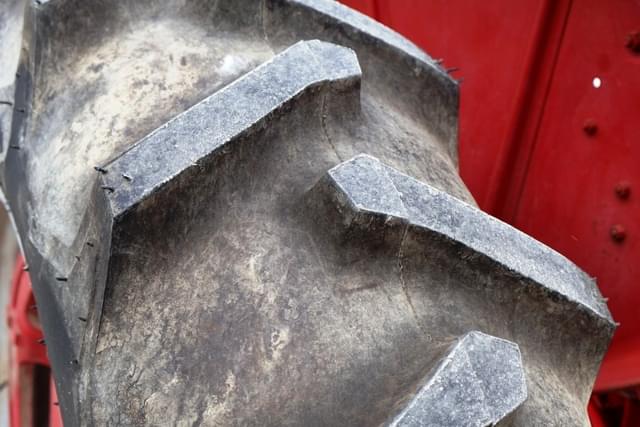 Image of Farmall 340 equipment image 2