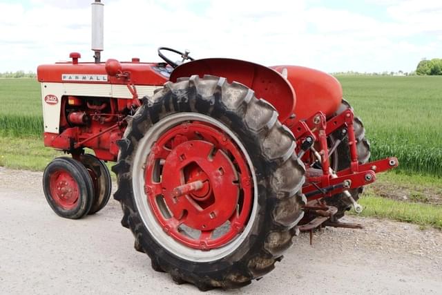 Image of Farmall 340 equipment image 1